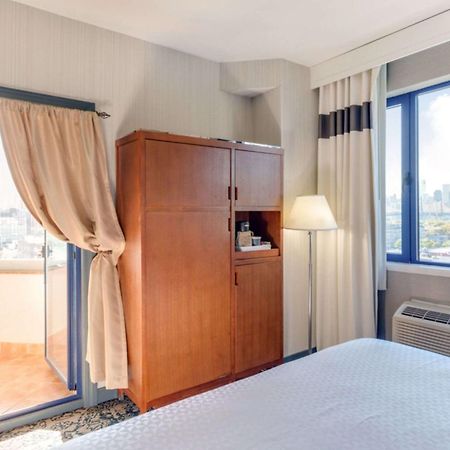 Vista Lic Hotel, Premier Collection By Best Western New York City Exterior photo