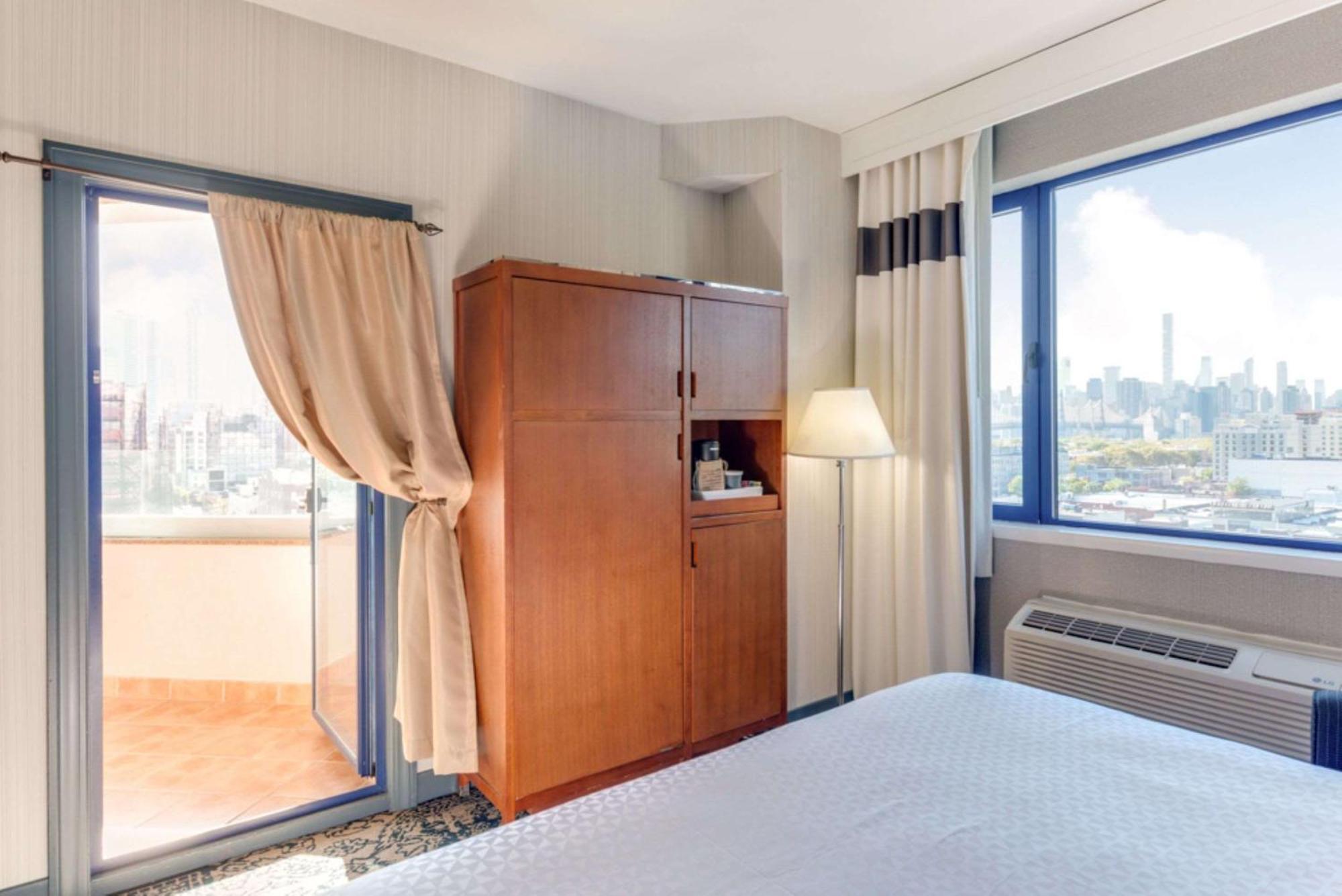 Vista Lic Hotel, Premier Collection By Best Western New York City Exterior photo