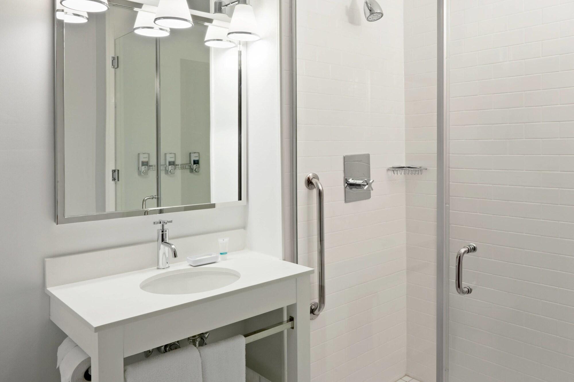 Vista Lic Hotel, Premier Collection By Best Western New York City Exterior photo